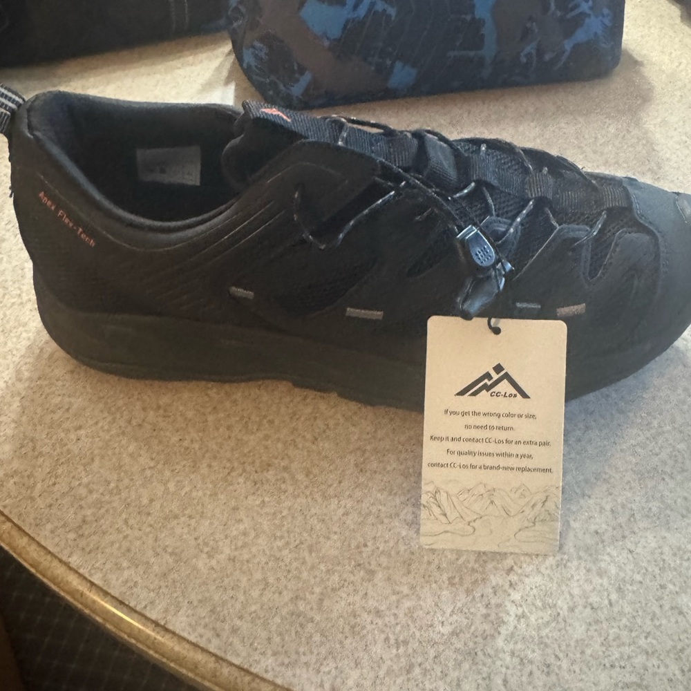 Men’s All-Black Low Profile Hiking Sneaker CC-Los size 9